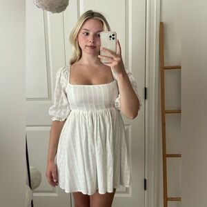 Adorable mini dress 🤍